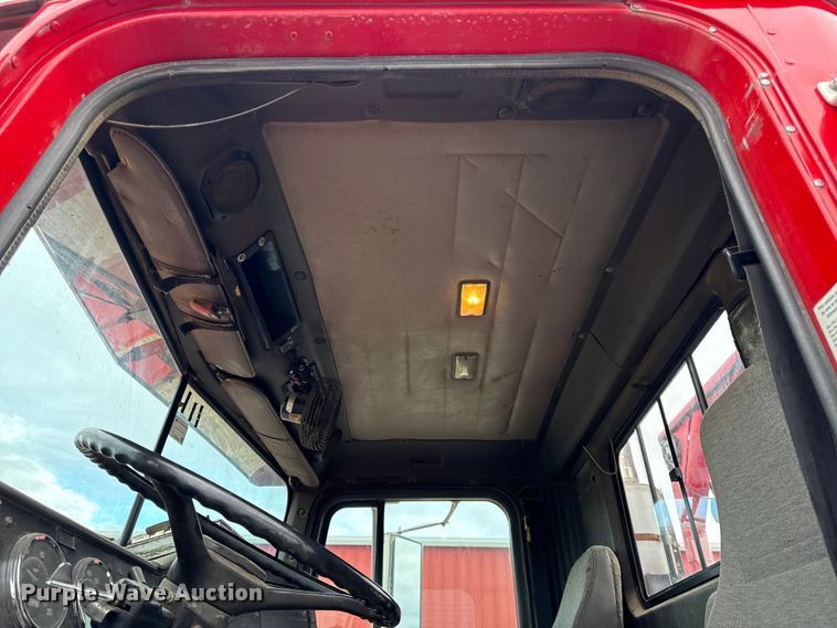 image for item DY8350 1998 International 9100  winch truck