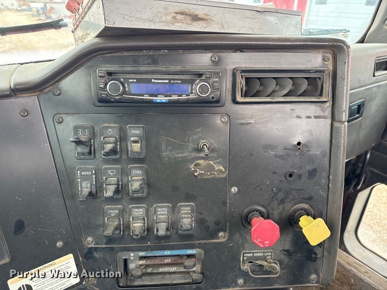 image for item DY8350 1998 International 9100  winch truck