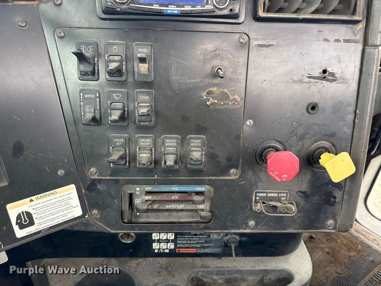 image for item DY8350 1998 International 9100  winch truck