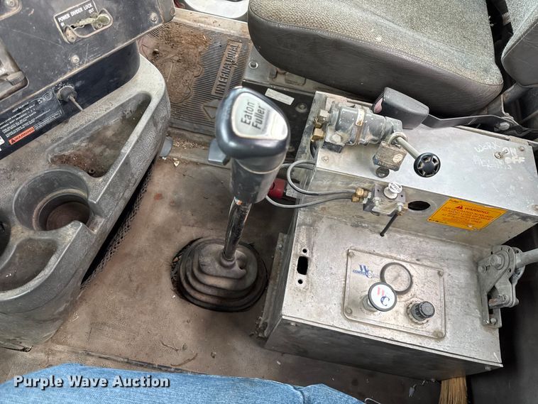 image for item DY8350 1998 International 9100  winch truck