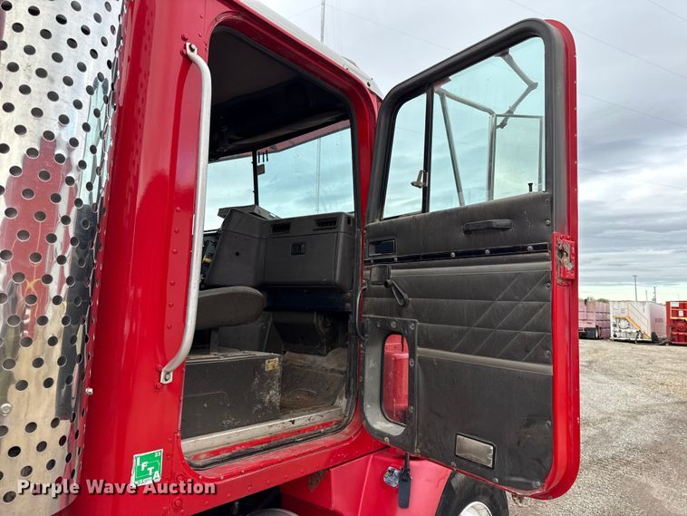 image for item DY8350 1998 International 9100  winch truck