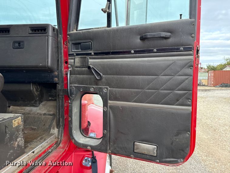 image for item DY8350 1998 International 9100  winch truck