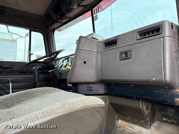 image for item DY8350 1998 International 9100  winch truck