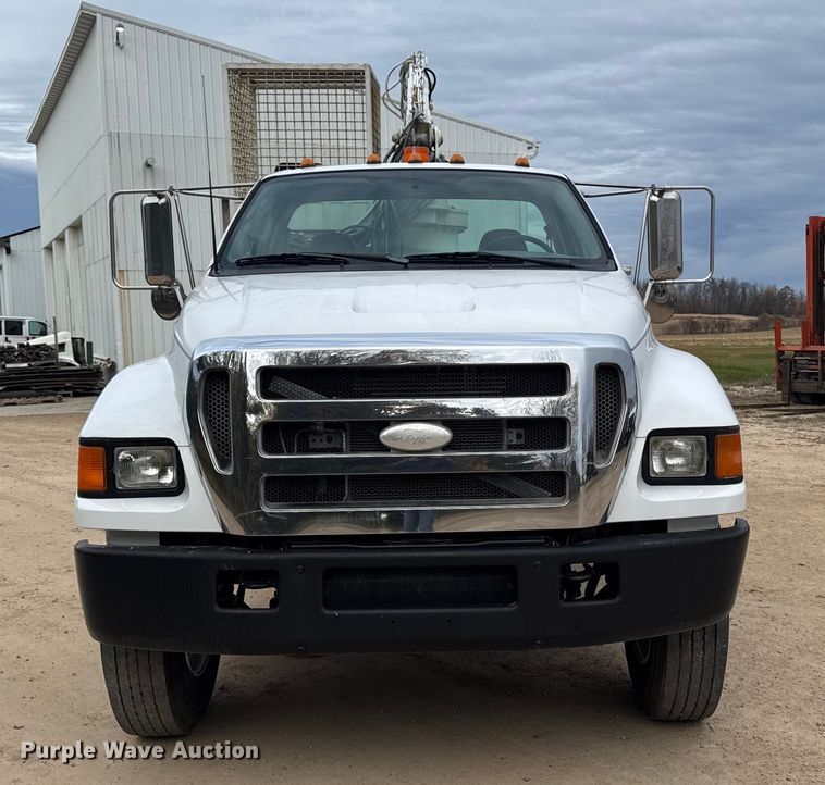 image for item EA2008 2004 Ford F750 crane truck