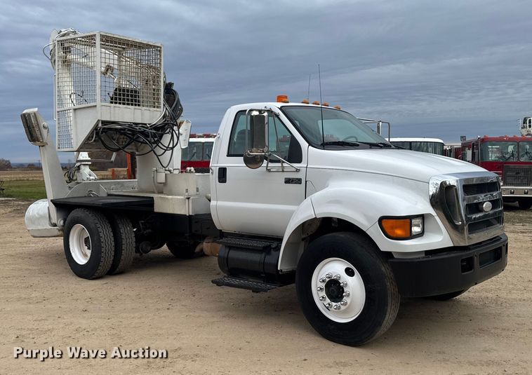 image for item EA2008 2004 Ford F750 crane truck