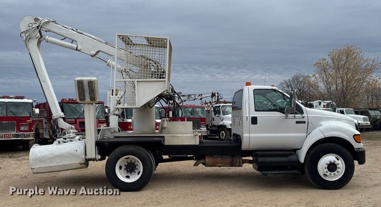 image for item EA2008 2004 Ford F750 crane truck