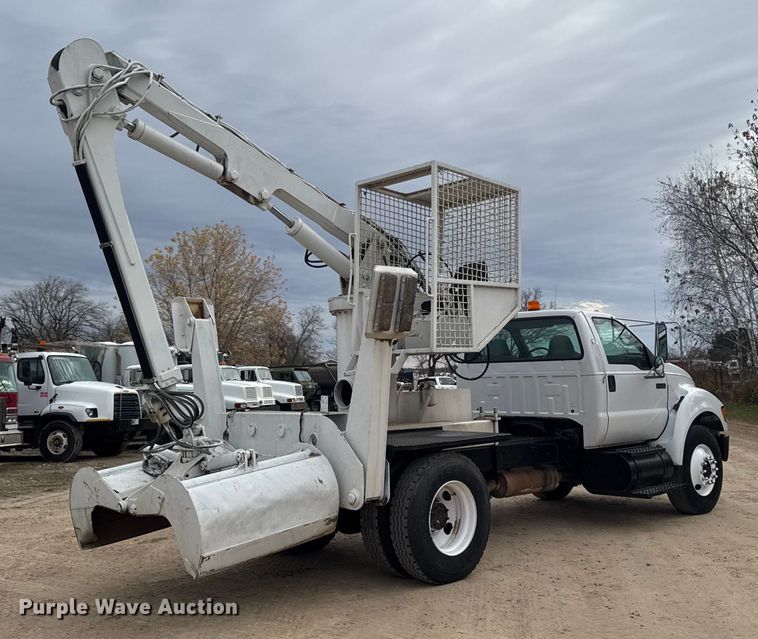 image for item EA2008 2004 Ford F750 crane truck