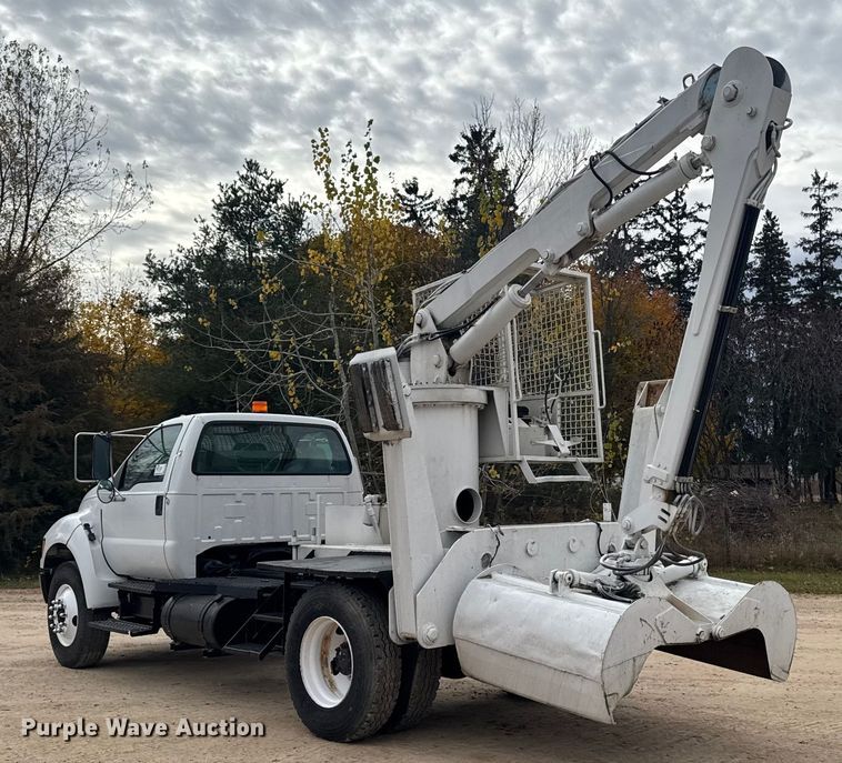 image for item EA2008 2004 Ford F750 crane truck