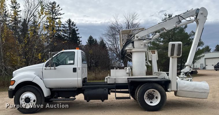 image for item EA2008 2004 Ford F750 crane truck