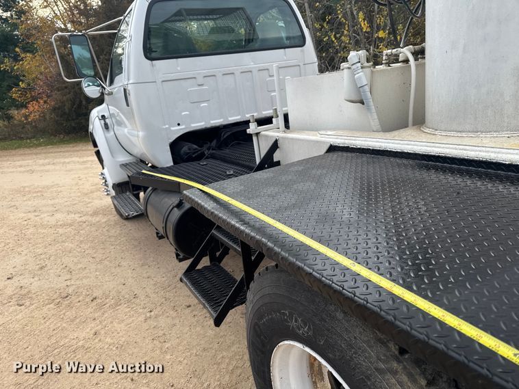 image for item EA2008 2004 Ford F750 crane truck