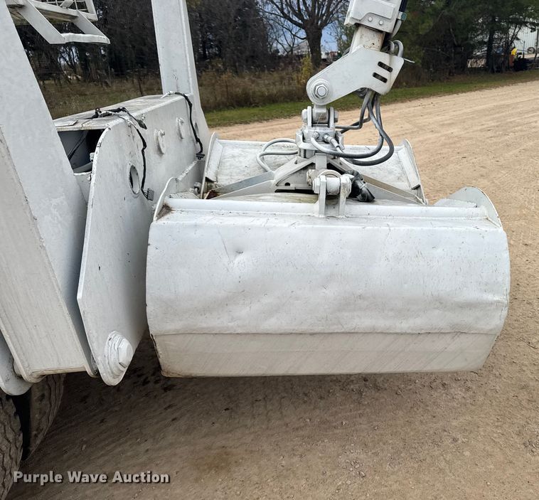 image for item EA2008 2004 Ford F750 crane truck