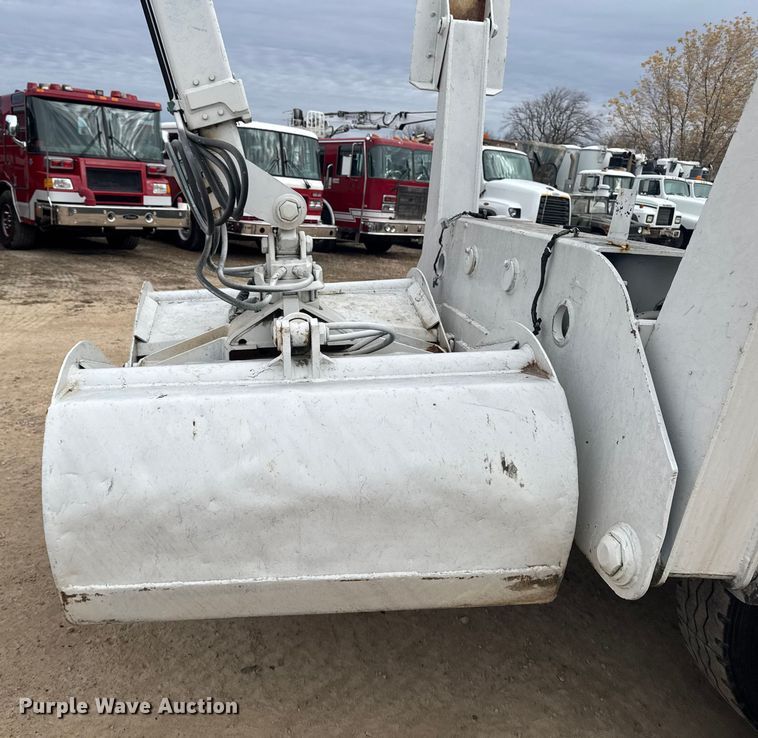 image for item EA2008 2004 Ford F750 crane truck