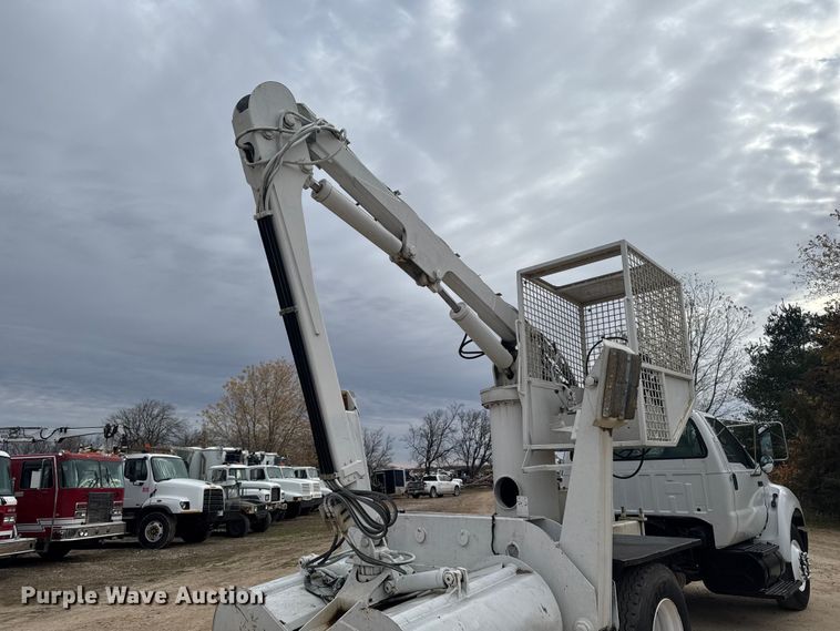 image for item EA2008 2004 Ford F750 crane truck