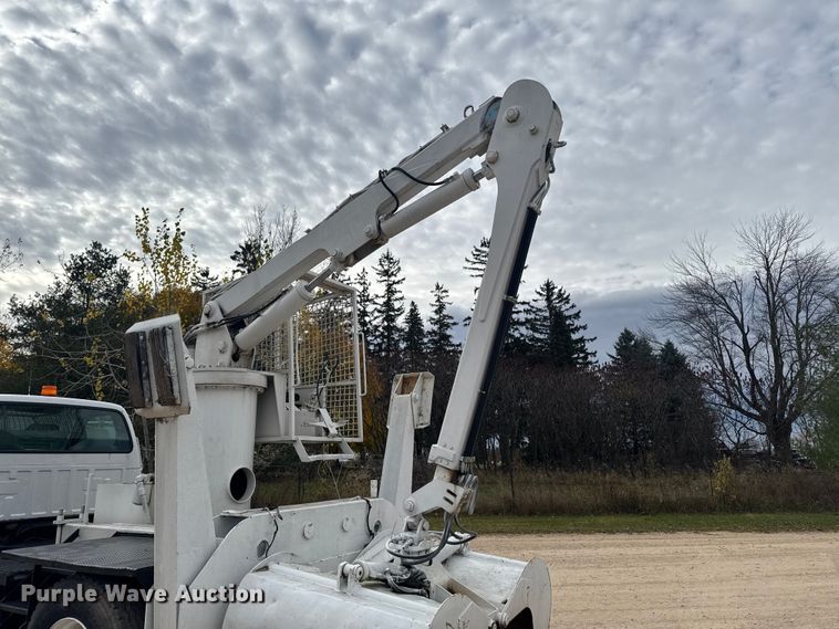 image for item EA2008 2004 Ford F750 crane truck