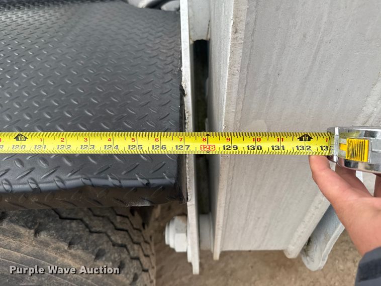 image for item EA2008 2004 Ford F750 crane truck