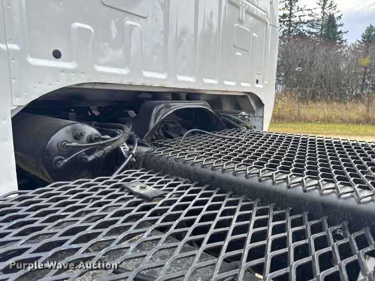 image for item EA2008 2004 Ford F750 crane truck