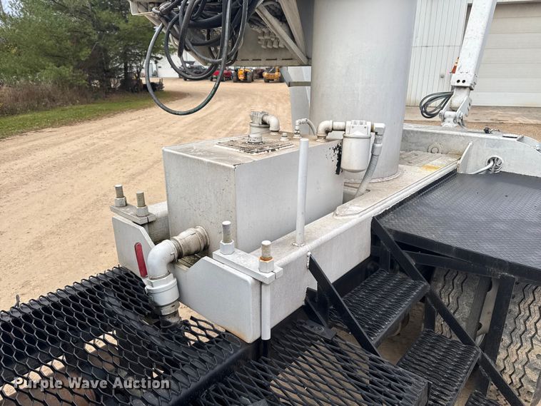 image for item EA2008 2004 Ford F750 crane truck