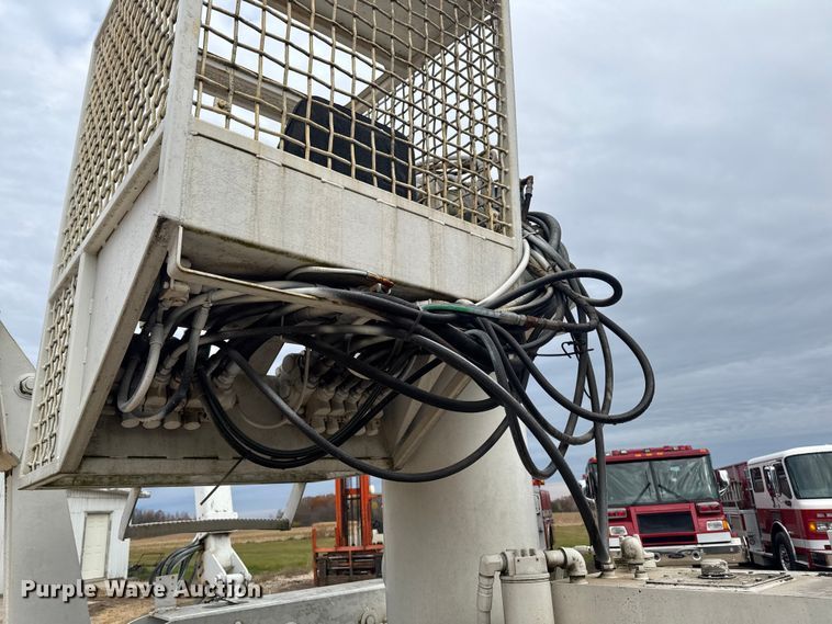 image for item EA2008 2004 Ford F750 crane truck