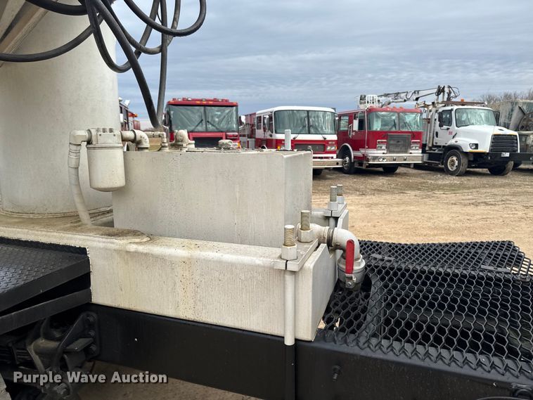 image for item EA2008 2004 Ford F750 crane truck