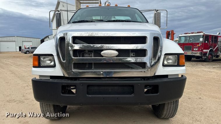 image for item EA2008 2004 Ford F750 crane truck