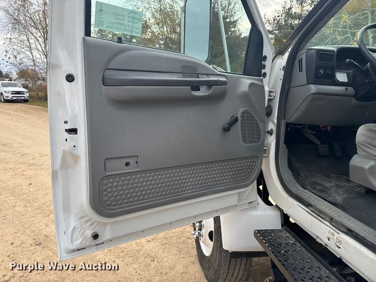 image for item EA2008 2004 Ford F750 crane truck