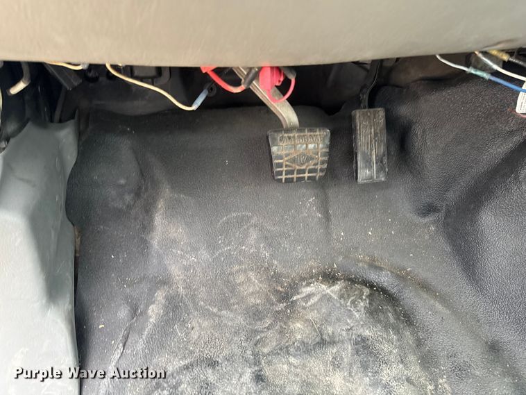 image for item EA2008 2004 Ford F750 crane truck