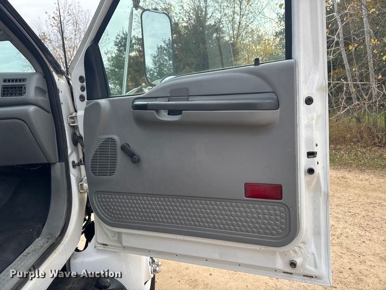 image for item EA2008 2004 Ford F750 crane truck