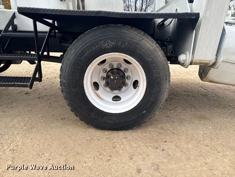 image for item EA2008 2004 Ford F750 crane truck