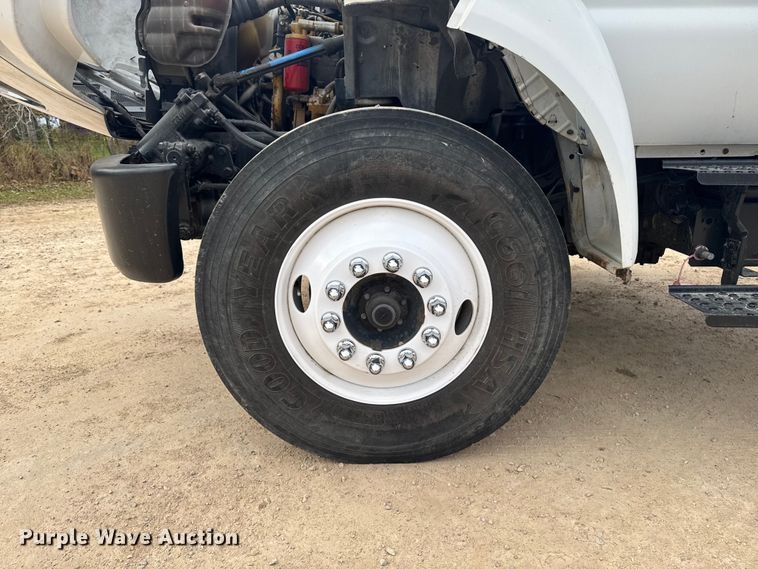 image for item EA2008 2004 Ford F750 crane truck