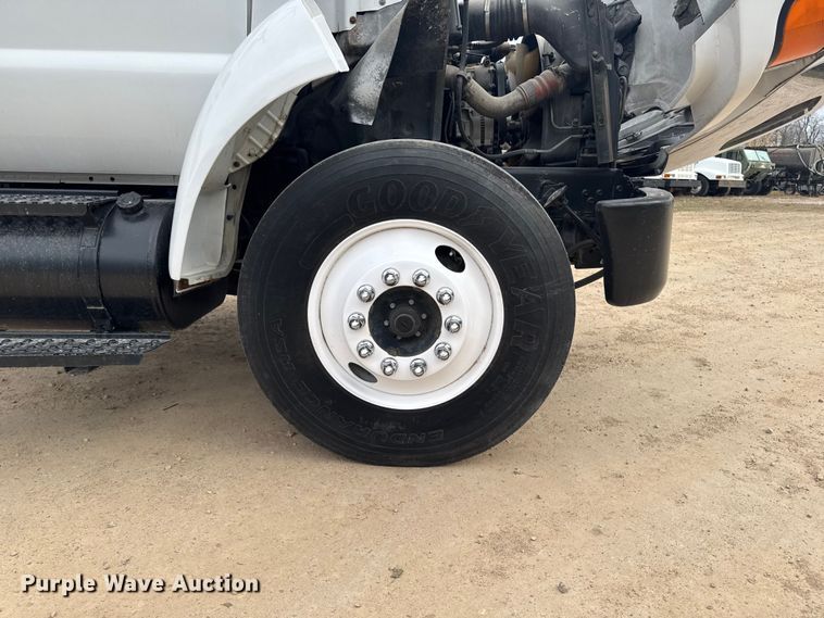 image for item EA2008 2004 Ford F750 crane truck