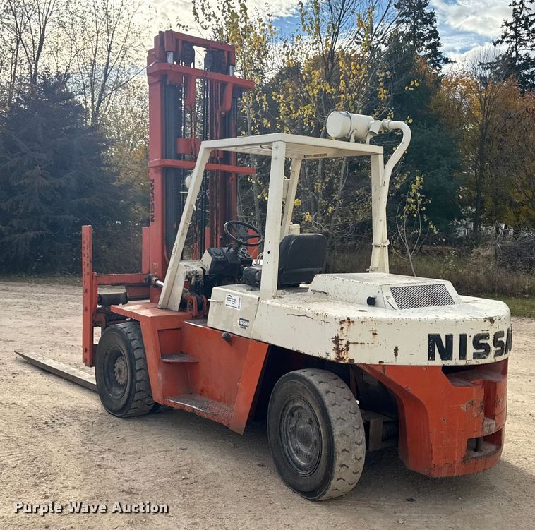 image for item EA2009 Nissan DF05A70V forklift