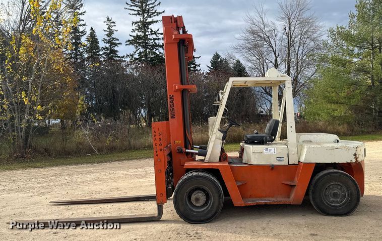 image for item EA2009 Nissan DF05A70V forklift