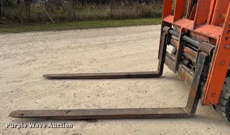 image for item EA2009 Nissan DF05A70V forklift