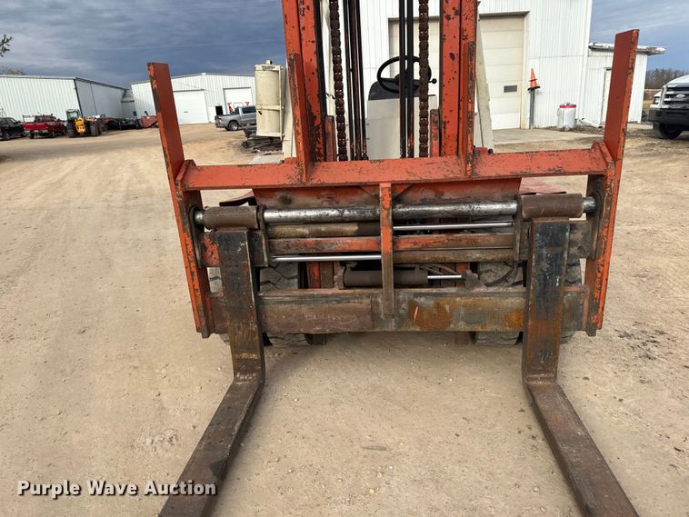 image for item EA2009 Nissan DF05A70V forklift