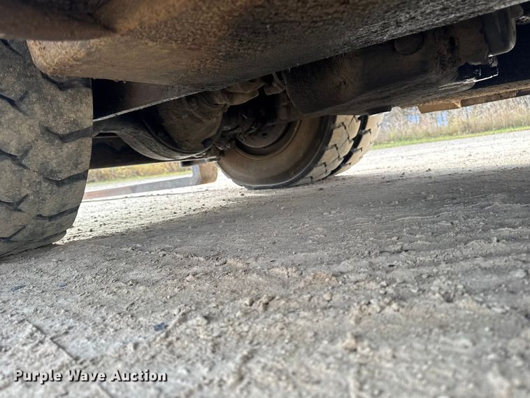 image for item EA2009 Nissan DF05A70V forklift