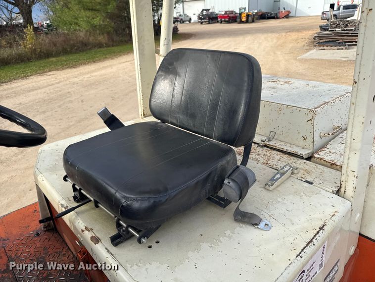 image for item EA2009 Nissan DF05A70V forklift