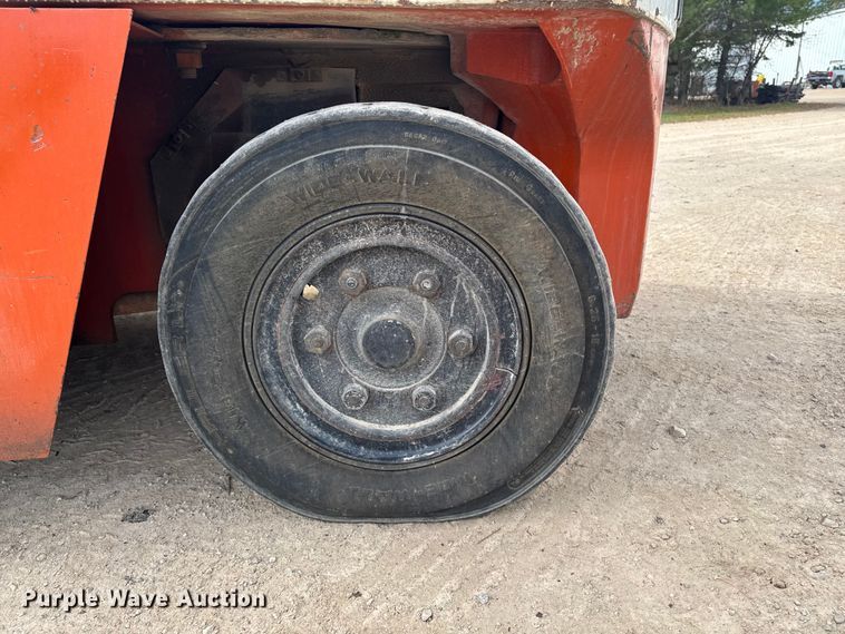 image for item EA2009 Nissan DF05A70V forklift