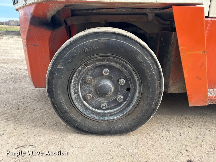 image for item EA2009 Nissan DF05A70V forklift