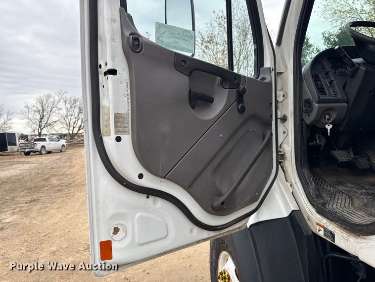 image for item EA2014 2014 Freightliner 114SD crane truck