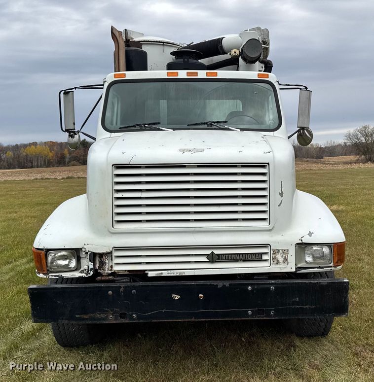 image for item EA2017 2001 International 2674 vacuum truck
