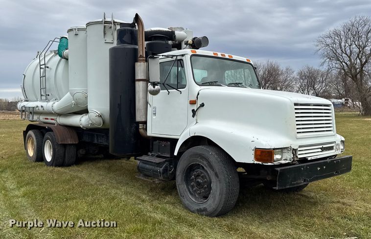 image for item EA2017 2001 International 2674 vacuum truck