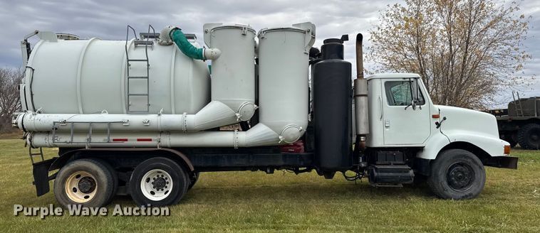 image for item EA2017 2001 International 2674 vacuum truck