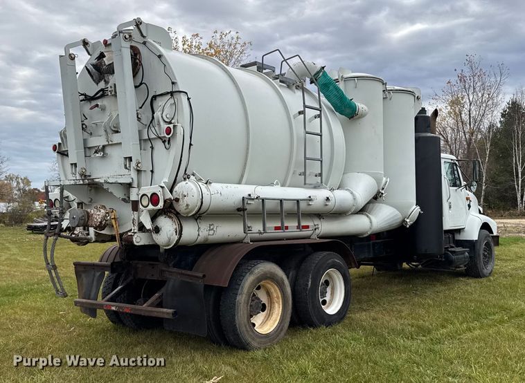 image for item EA2017 2001 International 2674 vacuum truck
