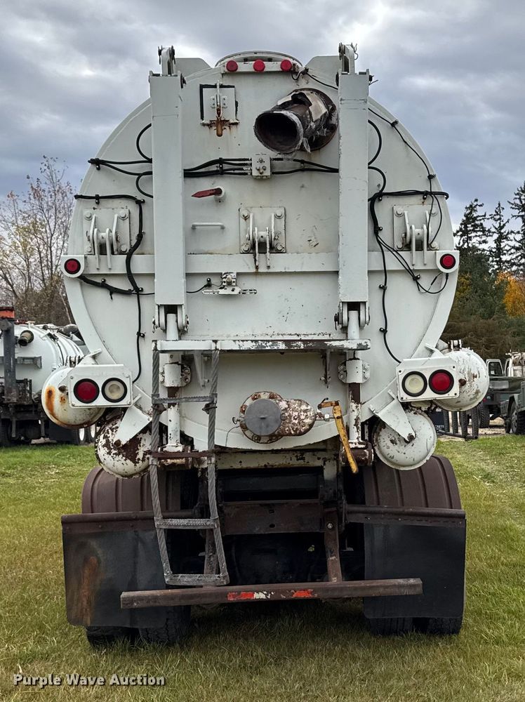 image for item EA2017 2001 International 2674 vacuum truck