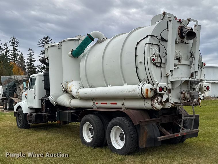 image for item EA2017 2001 International 2674 vacuum truck