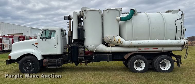 image for item EA2017 2001 International 2674 vacuum truck