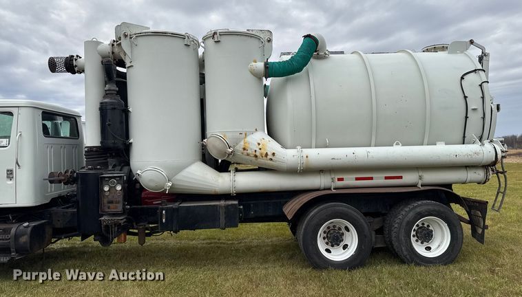 image for item EA2017 2001 International 2674 vacuum truck