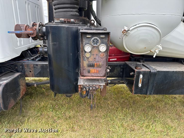 image for item EA2017 2001 International 2674 vacuum truck