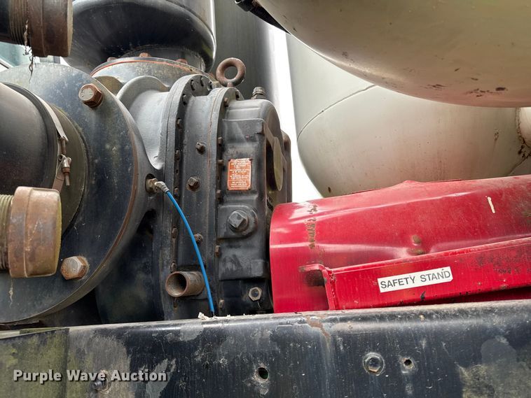 image for item EA2017 2001 International 2674 vacuum truck