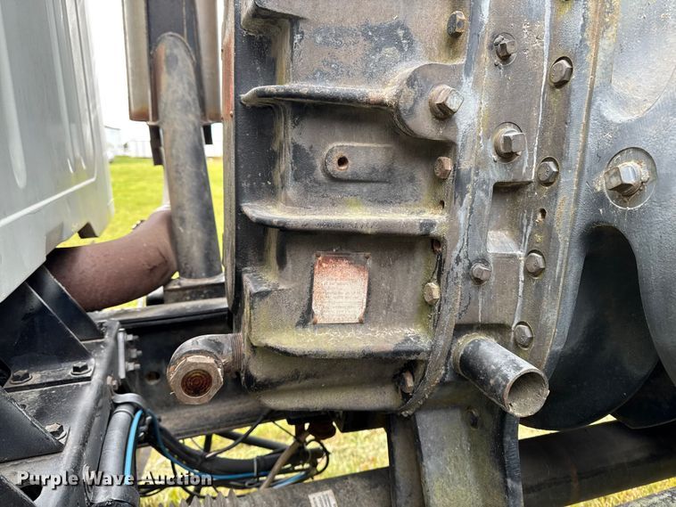 image for item EA2017 2001 International 2674 vacuum truck